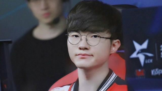 Way 神泰坦在整场比赛中表现出色 Smash 羽毛到处飞舞，赢得了第一场比赛 T1 2-1 KT Rolster