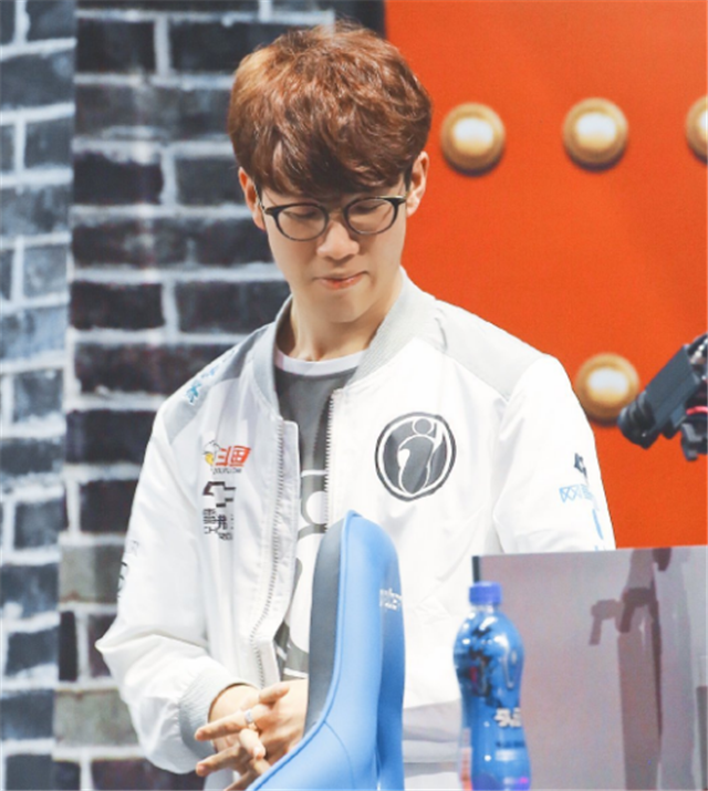 Elk 的伤害在中路和中学是爆炸性的，而 knight 的石头砸精确。 Bilibili Gaming 拿下了第一场比赛。